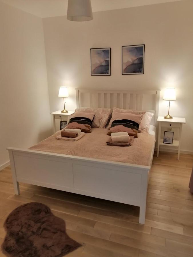 Apartman Viktoria Тузла Екстериор снимка